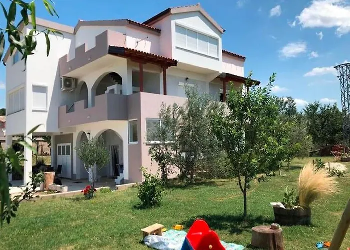 fotos do Delightful Apartment In Radovin With Garden