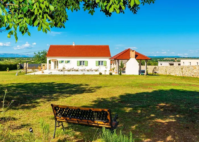 Photo de Mariseta Heritage - Holiday Home With Pool And Jacuzzi New Donje Rastane